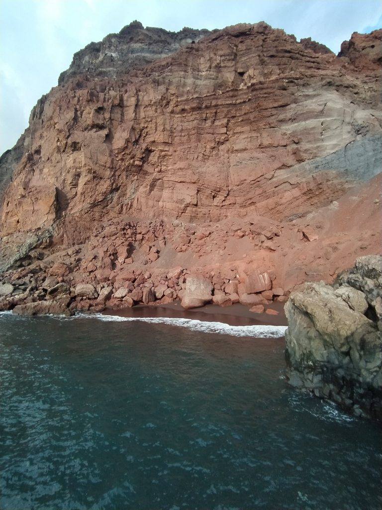 Playa Roja de Tacorón, las mejores playas en El Hierro