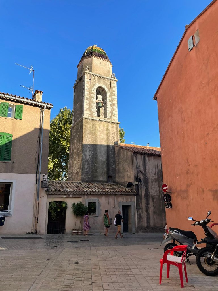 Iglesia de Saint Tropez, LAS CIUDADES MÁS DESTACADAS DE LA COSTA AZUL