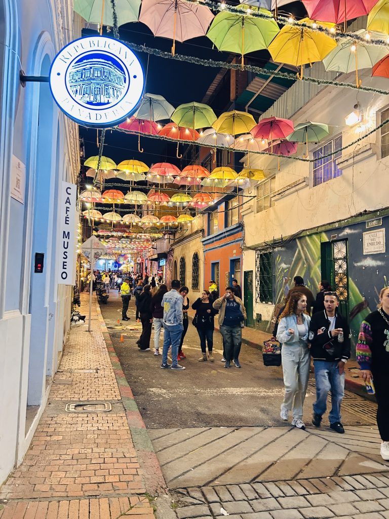 Calle del Embudo, vale la pena visitar Bogotá